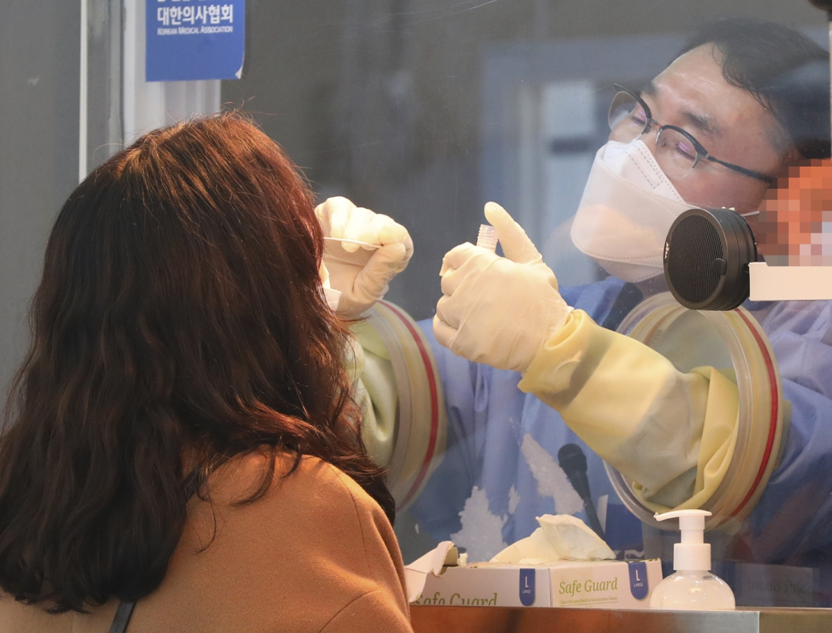 ▲서울 중구 서울광장에 마련된 중구임시선별검사소에서 한 사람이 검체 채취 검사를 받고 있다. (사진제공=뉴시스)