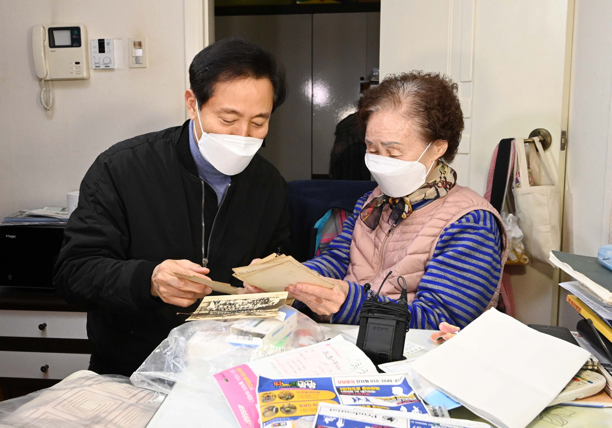 ▲서울시장 보궐선거에 출마한 국민의힘 오세훈 전 서울시장이 22일 서울 중랑구 묵동에 거주 중인 1인 가구 어르신 집을 방문해 사진을 보며 대화를 나누고 있다. (국회사진취재단)