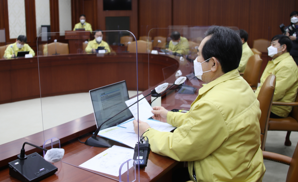 ▲정세균 국무총리가 휴일인 23일 오전 정부서울청사에서 열린 신종 코로나바이러스 감염증(코로나19) 대응 중앙재난안전대책본부(중대본) 회의를 주재하고 있다. (출처=연합뉴스)