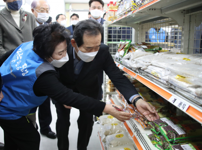 ▲정세균 국무총리가 23일 서울 영등포구청 별관에 코로나19로 경제적 어려움을 느끼는 구민의 생필품 지원을 위해 운영되고 있는 영원(0원)마켓을 방문해 현장을 점검하고 있다(사진=연합뉴스)