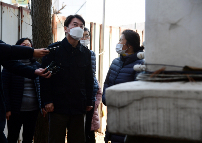 ▲국민의당 안철수 대표가 24일 오전 서울 구로구 한 노후아파트를 방문, 재건축 규제에 대한 주민들의 고충을 듣고 있다. (연합뉴스)