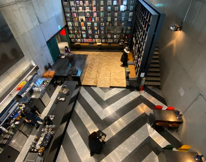 ▲1~2층에 들어선 카페 테라로사. 실내는 고급스러운 인테리어와 향긋한 커피 향기가 차고 넘쳤다.  (김준형 기자 junior@)