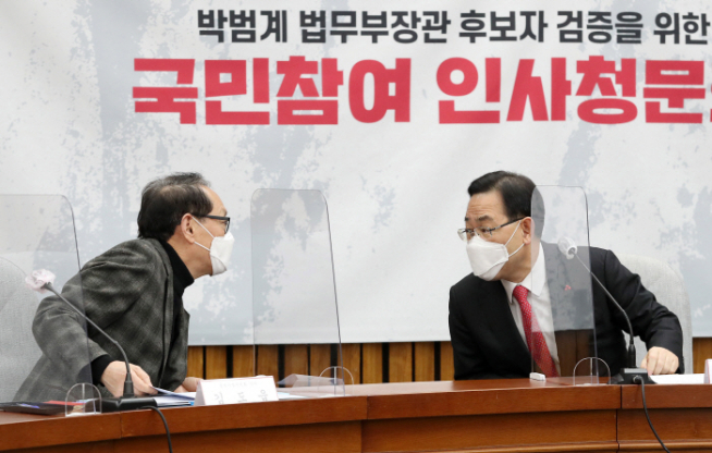 ▲국민의힘 주호영 원내대표(오른쪽)이 24일 서울 여의도 국회 본관에서 열린 박범계 법무부 장관 후보자 검증을 위한 국민참여 인사청문회에서 국민의힘 김도읍 법사위 간사와 대화하고 있다 (연합뉴스)