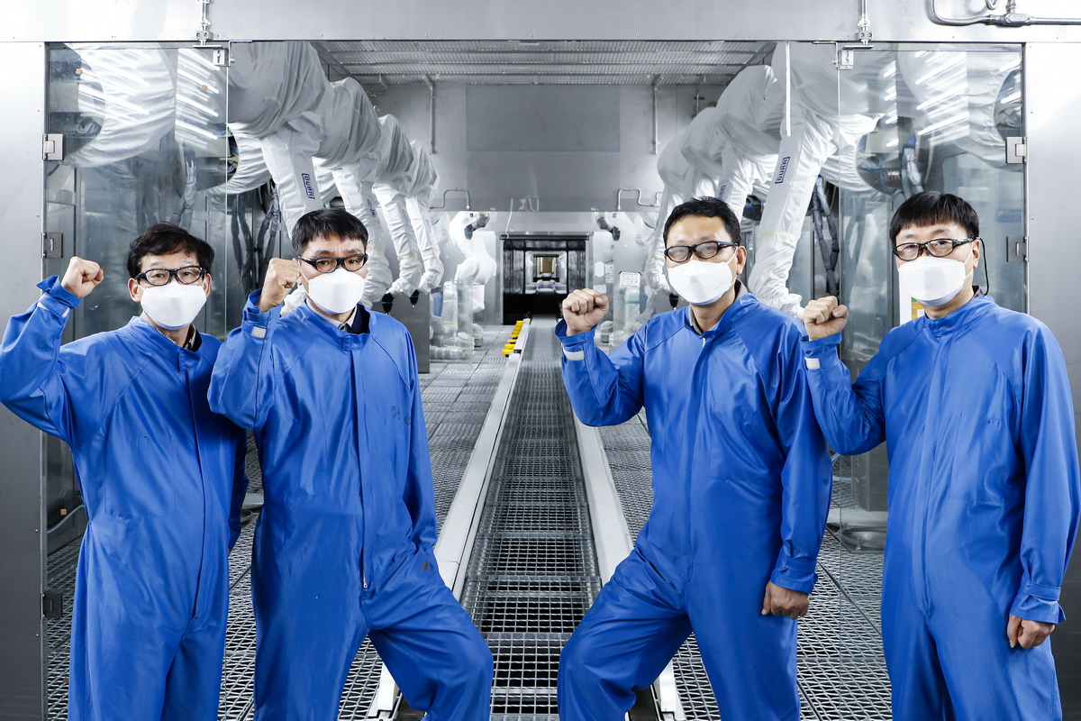 ▲(왼쪽부터) 지엠테크니컬센터코리아 도장생산기술담당  유경삼 차장, 정선환 차장, 김재희 담당장, 정진무 차장이 신공장 내부에서 파이팅을 외치고 있다. 정선환, 정진무 차장은 일정 상 인터뷰에 참석하지 못했다.  (사진제공=한국지엠)