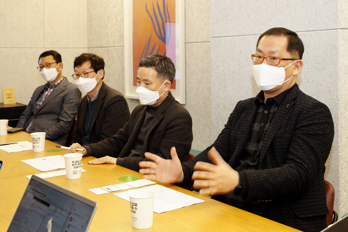 ▲(오른쪽부터) 복임성 한국지엠 생산부문 제조품질담당 실장, 송재봉 한국지엠 생산부문 창원도장담당 상무, 유경삼 지엠테크니컬센터코리아 도장생산기술담당 차장, 김재희 지엠테크니컬센터코리아 도장생산기술담당장이 22일 이투데이와 인터뷰하고 있다.  (사진제공=한국지엠)