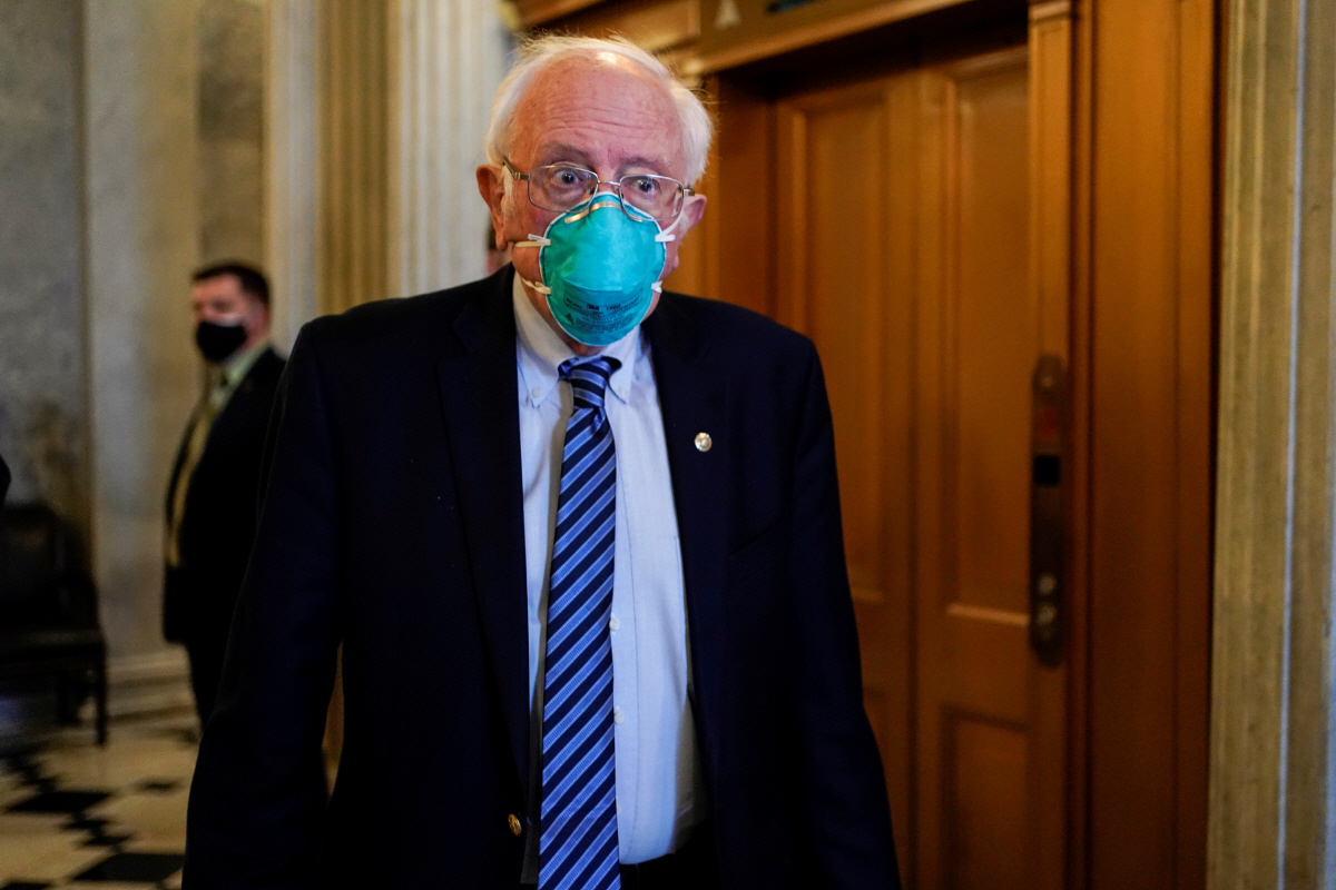 ▲버니 샌더스 상원 의원이 1일(현지시간) 미국 의회에서 국방수권법 거부권에 따른 재투표를 마치고 나오고 있다. 워싱턴D.C./로이터연합뉴스