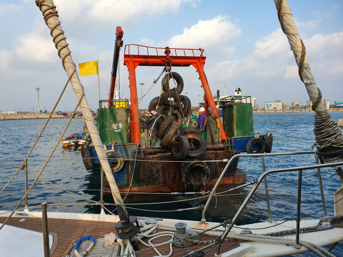 ▲해양환경공단은 올해 항만 및 주요 해역 내 침적쓰레기 수거·처리를 위해 구룡포항과 비인항 등 50개소에서 총 4000톤을 수거할 계획이다. 사진은 지난해 사업 모습. (사진제공=해양환경공단)