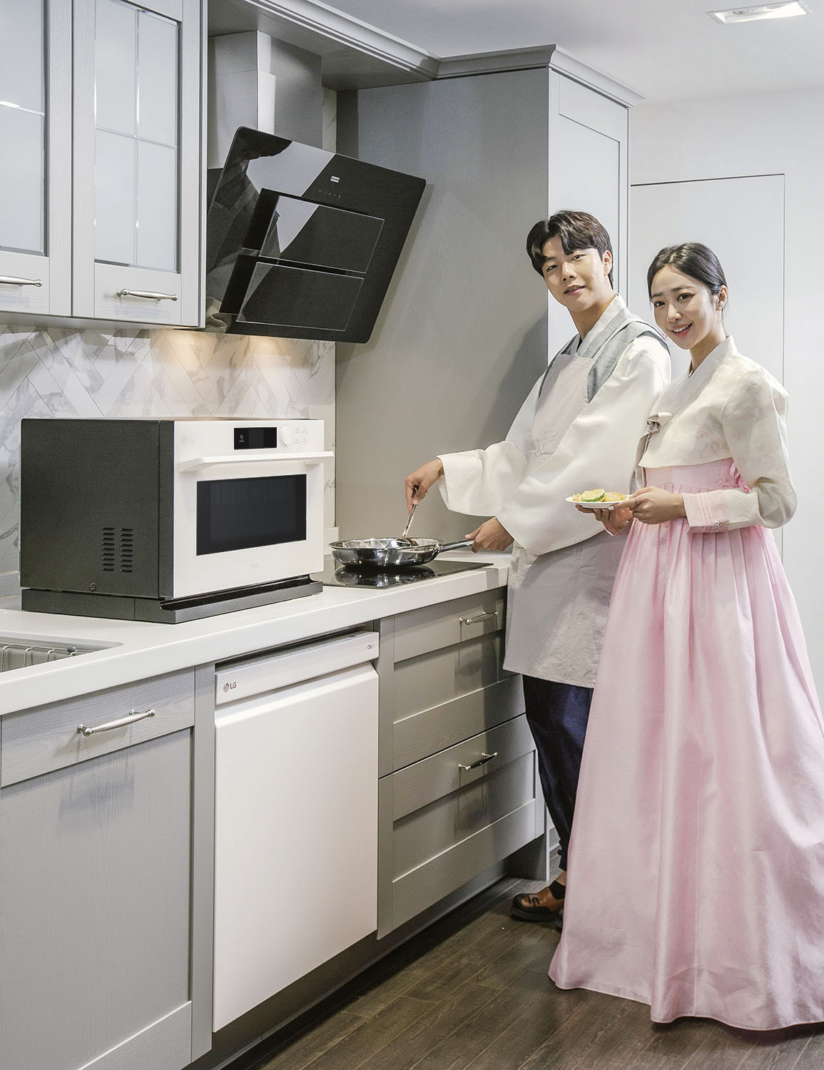 ▲LG전자는 설 명절을 앞두고 주방 新가전 3총사인 디오스 식기세척기, 전기레인지, 광파오븐을 구매하는 고객에게 풍성한 혜택을 제공한다. 모델이 차별화된 성능과 편리함으로 큰 인기를 얻고 있는 LG 오브제컬렉션 식기세척기와 광파오븐, LG 디오스 전기레인지를 소개하고 있다. (사진제공=LG전자)