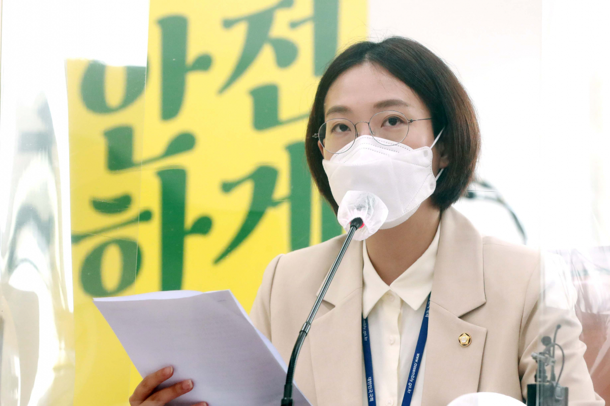 ▲장혜영 정의당 의원이 지난해 9월 9일 서울 여의도 국회에서 열린 의원총회에서 발언을 하고 있다. (뉴시스)