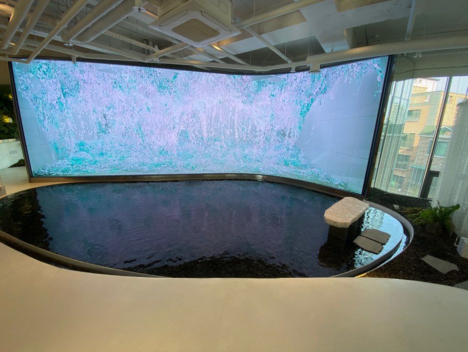 ▲3층에는 SK매직의 브랜드 숍 '잇츠매직'으로 채웠다. 체험관에 들어서면 불과 물, 바람을 상징한 영상물이 눈길을 끈다. 이곳은 SK매직 정수기 체험코너, 쿠킹 클래스를 위한 주방 등으로 꾸몄다.  (김준형 기자 junior@)