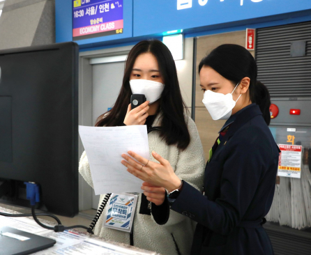▲23일 인천공항에서 서울 관광고 학생이 진에어 직원과 함께 운송 서비스 체험을 하고 있다.  (사진제공=진에어)