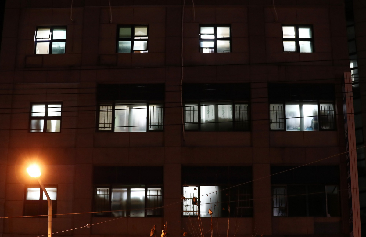 ▲24일 오후 신종 코로나바이러스 감염증(코로나19) 확진자가 무더기로 나온 대전시 중구 대흥동 IEM국제학교에 불이 켜져 있다. 대전시에 따르면 이날 IM선교회에서 운영하는 IEM국제학교 학생인 전남 순천 234번과 경북 포항 389번이 확진된 데 이어 대전에서 학생과 교직원 125명(대전 961∼1천85번)이 더 확진 판정을 받았다. (연합뉴스)