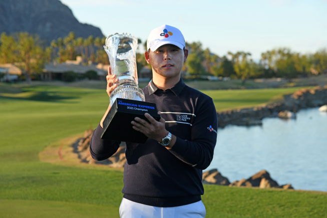 ▲CJ대한통운이 후원하는 김시우가 미국프로골프(PGA)투어 아메리칸 익스프레스 우승컵을 들어올리며 미소를 짓고 있다. (사진제공=CJ대한통운)