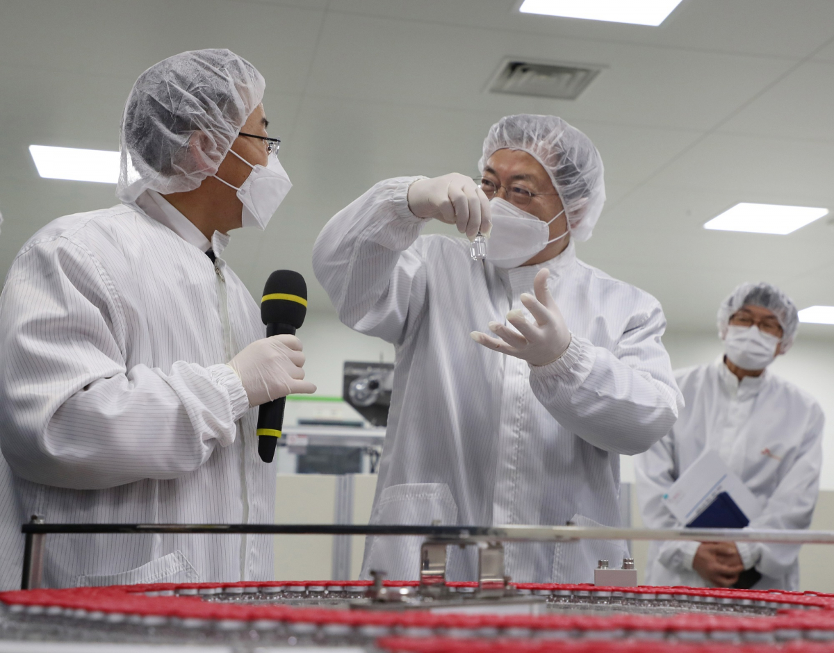 ▲문재인 대통령이 20일 오전 경북 안동시 SK바이오사이언스 공장을 방문해 코로나19 백신 생산 시설을 시찰하던중 백신을 들어보이고 있다. SK바이오사이언스 공장에서는 국민들의 코로나19 예방 접종을 위해 공급될 아스트라제네카 백신을 위탁생산하고 있다.  (뉴시스)