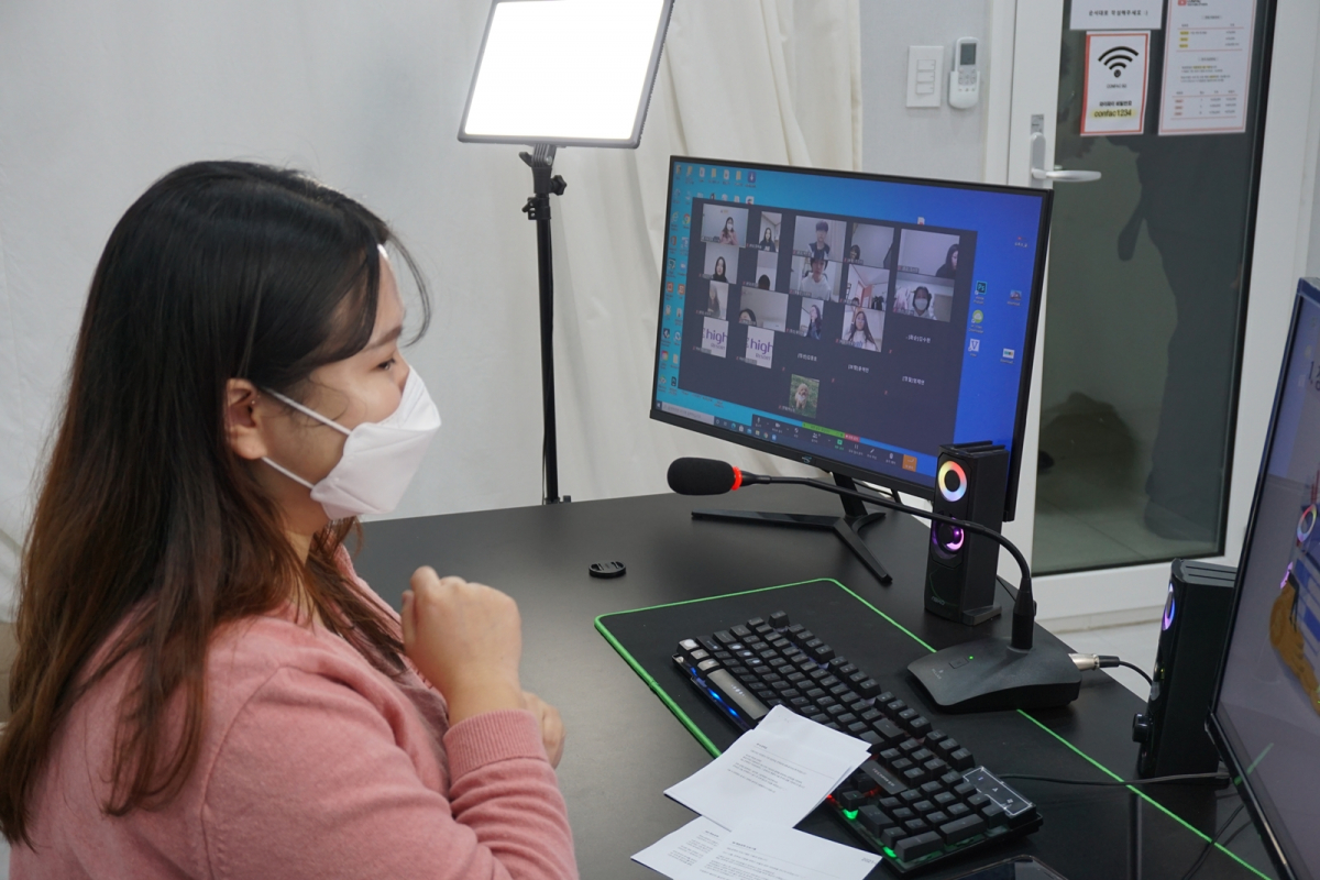 ▲강원랜드는 23일 첫 온라인 장학캠프를 시작으로 오는 2월 말까지 총 8회에 걸쳐 디자인, 사진, 영상, 웹툰 등 다양한 분야에 종사하고 있는 전문가들과 함께하는 온라인 멘토링을 진행해 학생들의 실질적인 성장을 도울 예정이다.
(사진제공=강원랜드 )