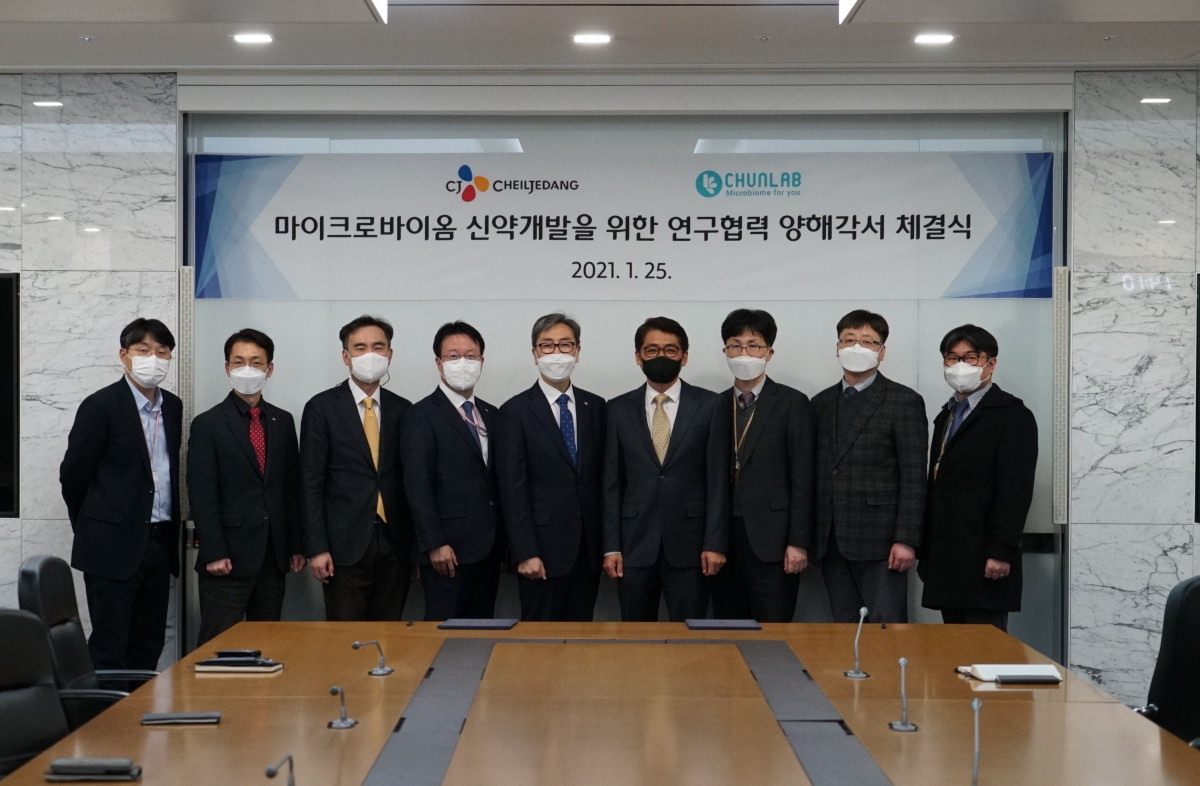 ▲천랩과 CJ제일제당이 연구협력 양해각서 체결식을 갖고 있다. (사진제공=천랩)