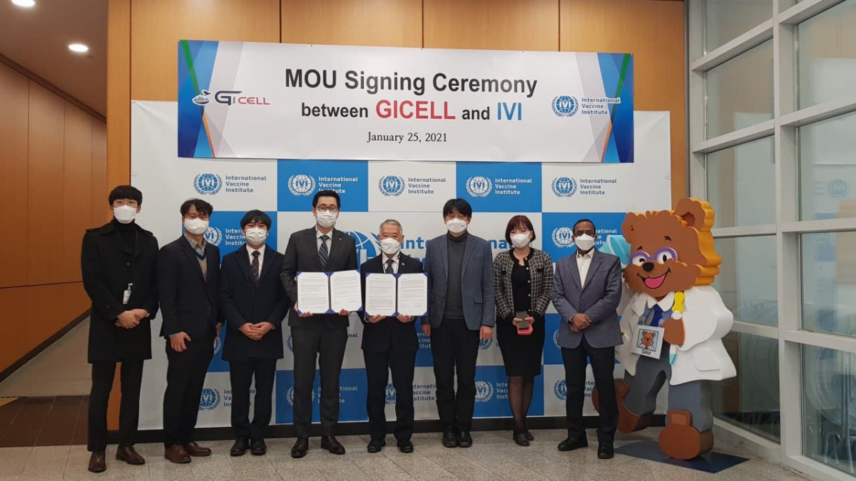 ▲(왼쪽부터) 지아이셀 안인복 팀장, 장명호 의장, 박재찬 이사, 홍천표 대표, 국제 백신연구소 제롬 김(사무총장), 송만기 박사(사무차장), 이은주(Alice)(사업부 팀장), 라비 가나파시(백신 공정개발 팀장) (사진제공=지아이셀)