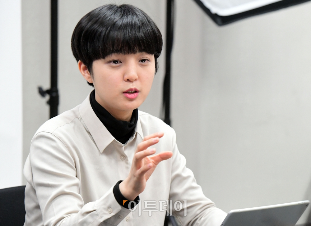 ▲류호정 정의당 의원이 17일 서울 여의도 국회 의원회관에서 이투데이와 인터뷰를 하고 있다. (고이란 기자 photoeran@)