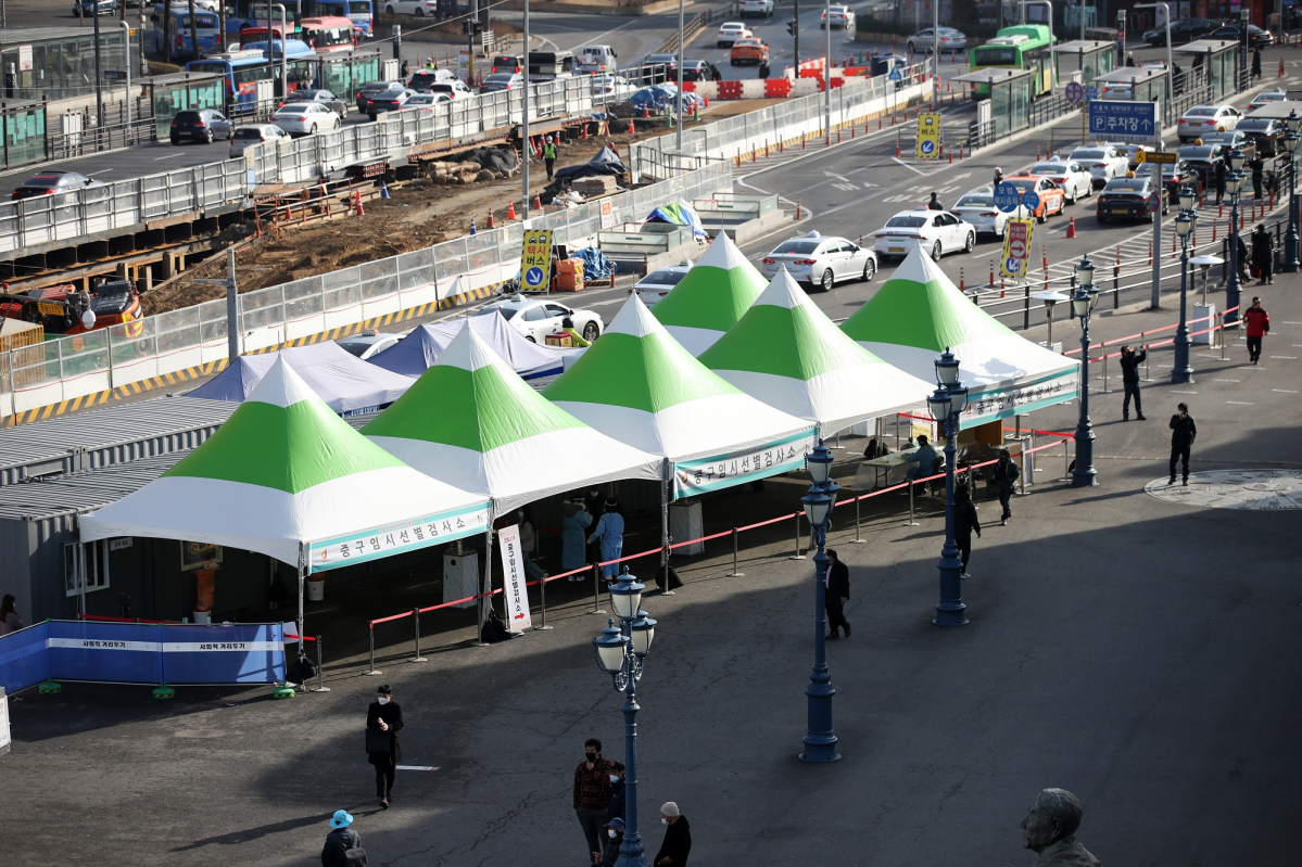 ▲437명의 신규 코로나19 확진자가 발생한 25일 서울역 광장에 설치된 중구 임시 선별검사소가 한산한 모습이다. (뉴시스)