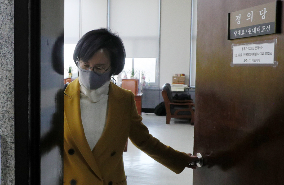 ▲강은미 정의당 원내대표가 25일 국회에서 열린 비공개 당 대표단 회의를 마친 뒤 회의실을 나서고 있다. (연합뉴스)
