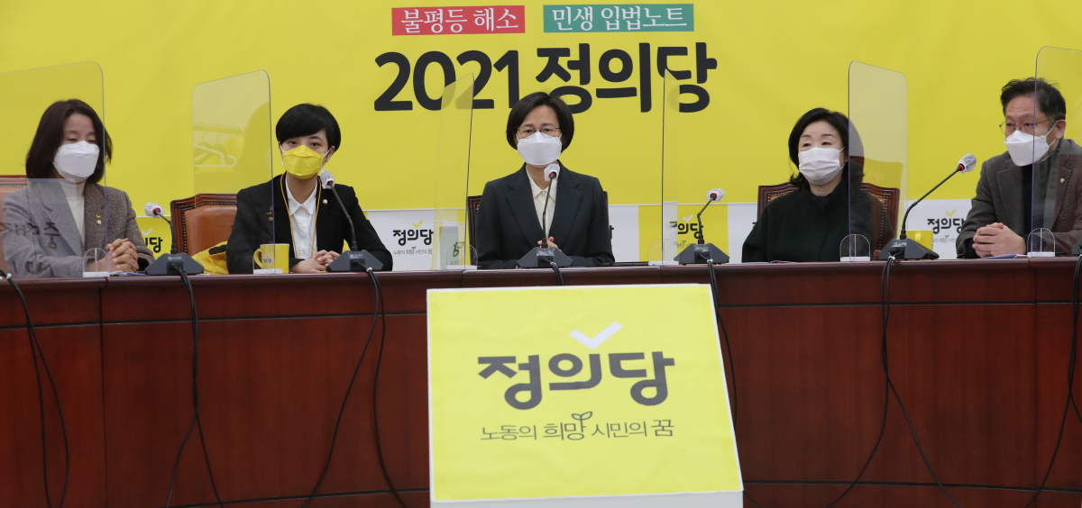 ▲정의당 의원들이 26일 국회에서 열린 의원총회에서 굳은 표정으로 앉아 있다. 김종철 전 대표의 성추행 사건 피해자인 장혜영 의원은 참석하지 않았다. (연합뉴스)