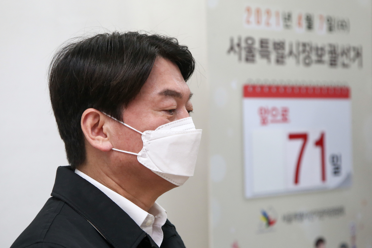 ▲서울시장 보궐선거 출마를 선언한 안철수 국민의당 대표가 26일 오전 서울 종로구 서울특별시선거관리위원회에서 4.7 서울시장 보궐선거 예비후보자등록을 하고 있다. (국회사진취재단)