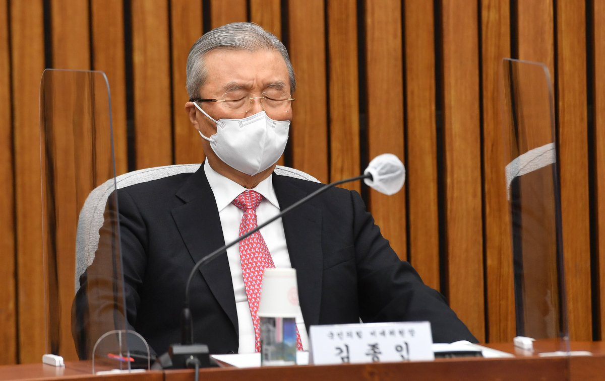 ▲<YONHAP PHOTO-2758> 생각에 잠긴 김종인 비대위원장    (서울=연합뉴스) 안정원 기자 = 국민의힘 김종인 비상대책위원장이 26일 오후 서울 여의도 국회에서 열린 코로나19 피해 소상공인 손실보상 등 대책 마련 간담회에서 잠시 생각에 잠겨 있다. 2021.1.26    jeong@yna.co.kr/2021-01-26 14:55:57/<저작권자 ⓒ 1980-2021 ㈜연합뉴스. 무단 전재 재배포 금지.> (연합뉴스)