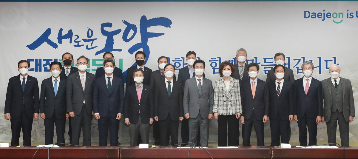 ▲허태정(앞줄 왼쪽 일곱번째) 대전시장과 지역 대학 총장들이 9일 오후 시청 대회의실에서 '지방대학 및 지역균형인재 육성지원협의회'를 열고 지역과 대학의 상생발전과 지역인재 육성을 위한 협력사업 추진 등을 논의한 뒤 기념사진을 찍고 있다. (뉴시스)