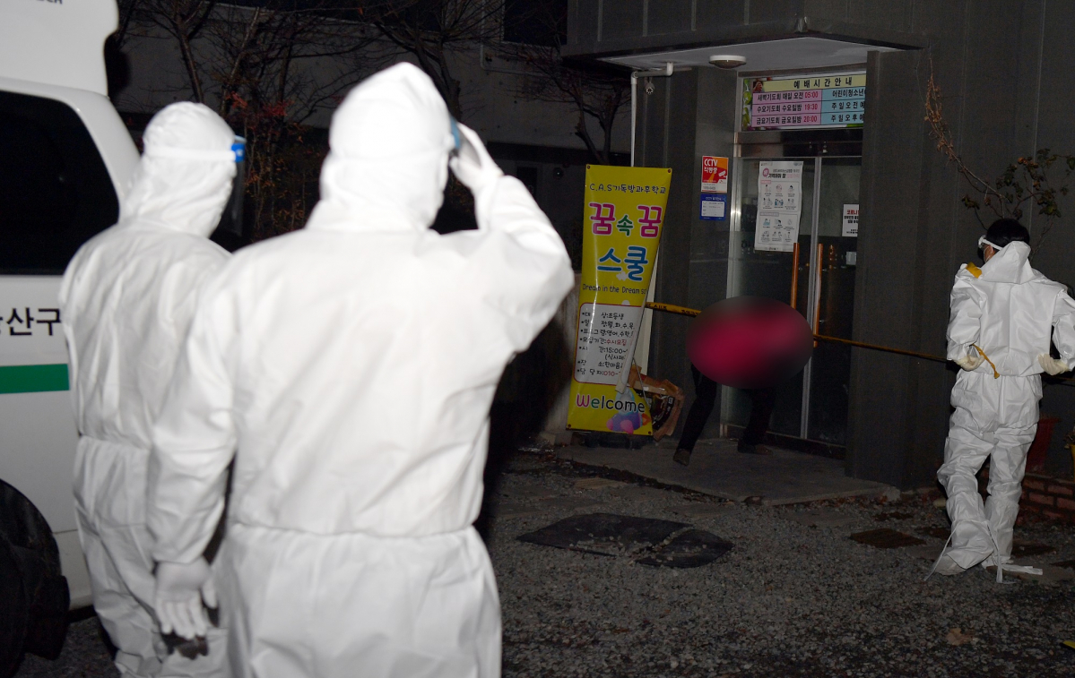 ▲27일 오전 광주 광산구 운남동 광주TCS국제학교에서 방역당국이 신종 코로나바이러스 감염증(코로나19) 음성 판정자를 별도의 격리공간으로 이송 하기 위해 준비하고 있다. 광주TCS국제학교에서는 지난 26일 오후 늦게 합숙자와 교인 135명 중 100명이 확진판정을 받았다.  (뉴시스)