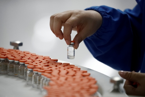 ▲중국 제약사 시노백의 신종 코로나바이러스 감염증(코로나19) 백신을 직원이 살펴보고 있다. 로이터연합뉴스
