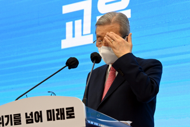 ▲국민의힘 김종인 비상대책위원장이 27일 오전 국회에서 열린 신년 기자회견에서 땀을 닦고 있다. (연합뉴스)