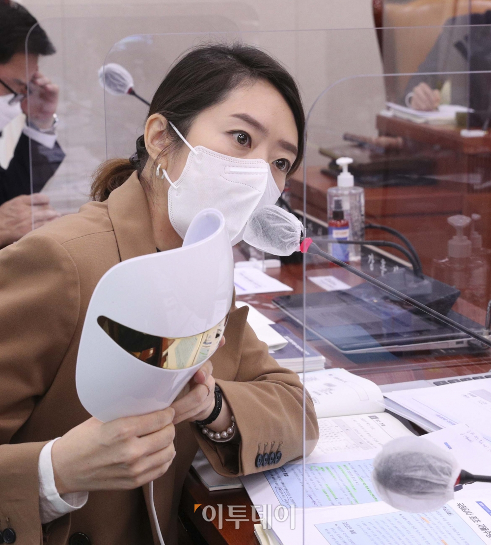 ▲고민정 민주당 의원이 지난해 10월 7일 오전 서울 여의도 국회 산업통상자원중소벤처기업위원회 전체회의실에서 열린 산업통상자원부 국정감사에서 성윤모 장관에게 LED 마스크에 대해 질의하고 있다. (신태현 기자 holjjak@)