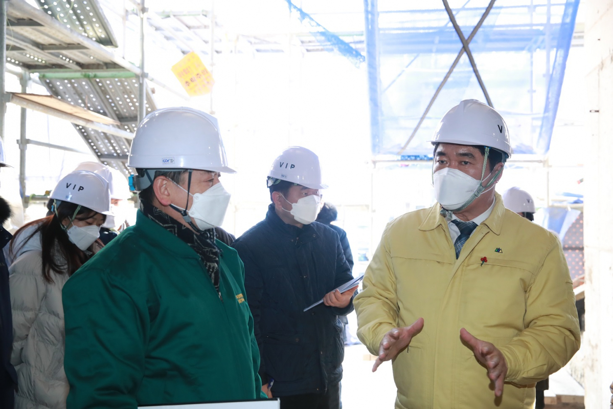 ▲박준희(오른쪽) 관악구청장이 가족문화복지센터 공사 현장을 방문했다. (사진제공=관악구)