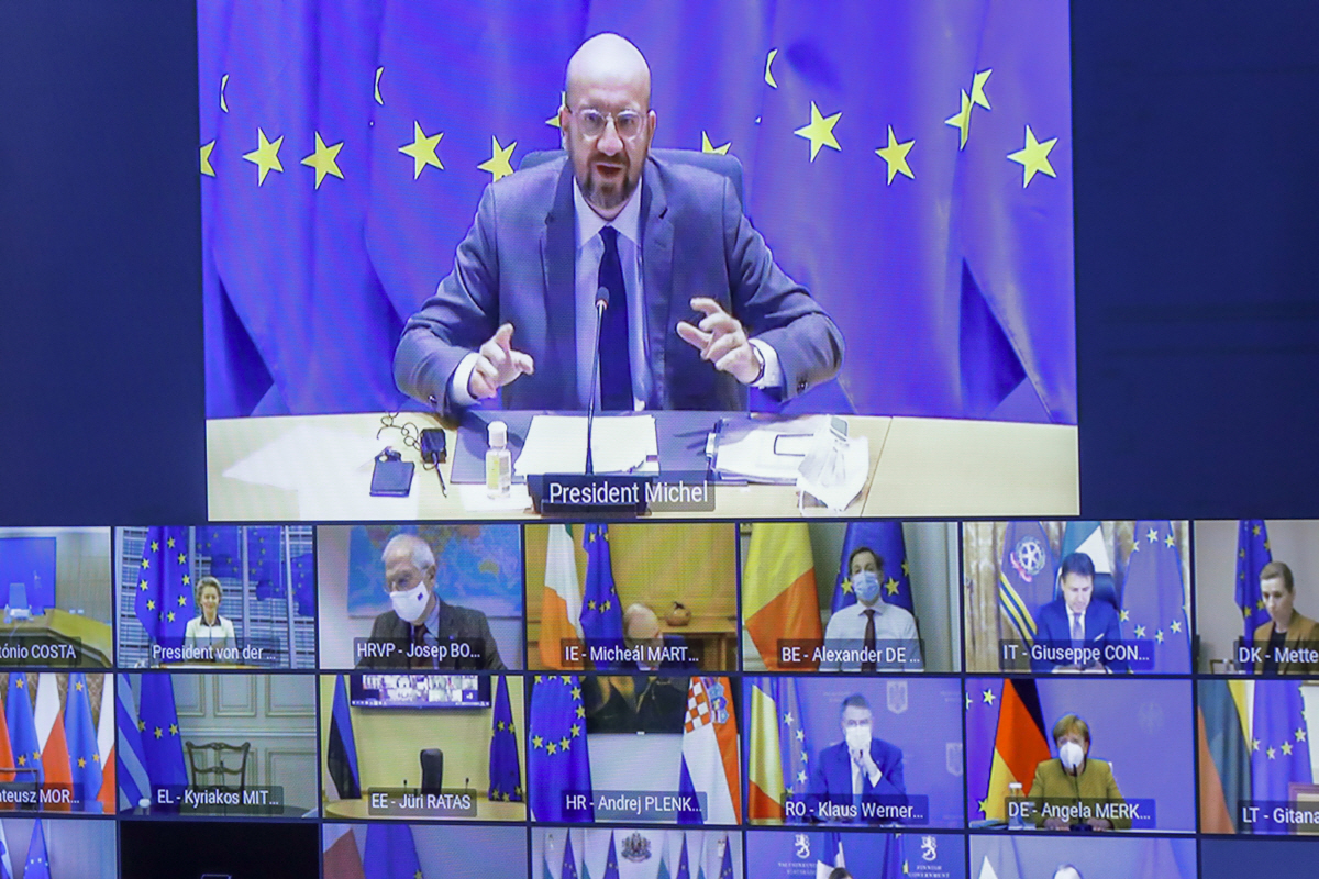 ▲샤를 미셸(맨 위) 유럽연합(EU) 정상회의 상임의장 등 EU 지도자들이 21일(현지시간) 화상 정상회의를 하고 있다. 브뤼셀/AP연합뉴스