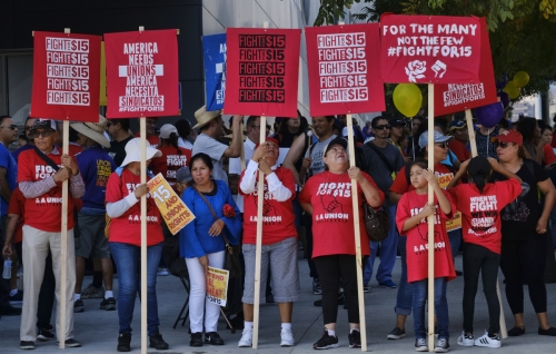 ▲미국 캘리포니아주 로스앤젤레스(LA)에서 2017년 9월 4일 최저임금 인상을 요구하는 시위대가 집회를 열고 있다. LA/AP뉴시스

