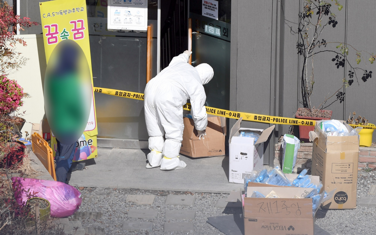 ▲6세~19세 학생 등 109명이 신종 코로나바이러스 감염증(코로나19) 확진 판정을 받은 광주 광산구 운남동 광주TCS국제학교에서 27일 오후 확진자들을 생활치료시설로 옮기기에 앞서 방역복을 투입하고 있다. (뉴시스)