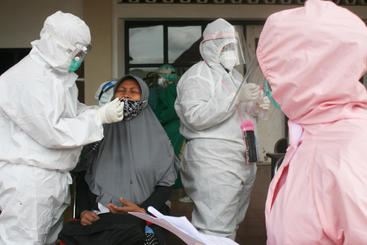 ▲지난해 12월 8일 인도네시아 수라바야의 한 병원에서 임산부가 코로나19 진단검사를 받고 있다. 수라바야/신화뉴시스