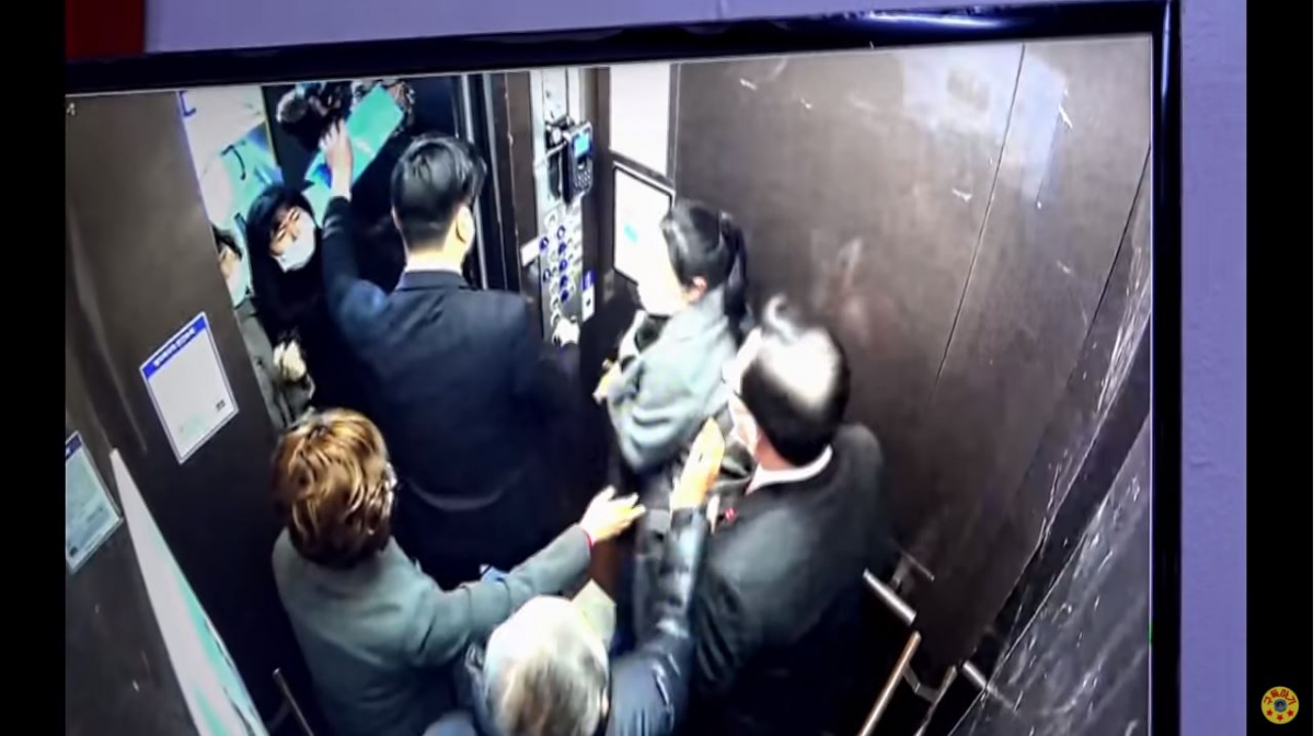 ▲인터넷매체 뉴스프리존은 22일 자사 기자가 주호영 국민의힘 원내대표로부터 성추행을 당했다며 당시 상황이 담긴 CCTV 영상을 공개했다. (사진출처='서울의 소리' 유튜브 캡처)