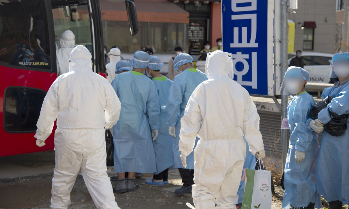 ▲27일 오후 광주 광산구 운남동 광주TCS국제학교에서 109명의 신종 코로나바이러스 감염증(코로나19) 확진자가 나온 가운데 방역당국이 확진자들을 생활치료시설로 옮기고 있다. (뉴시스)
