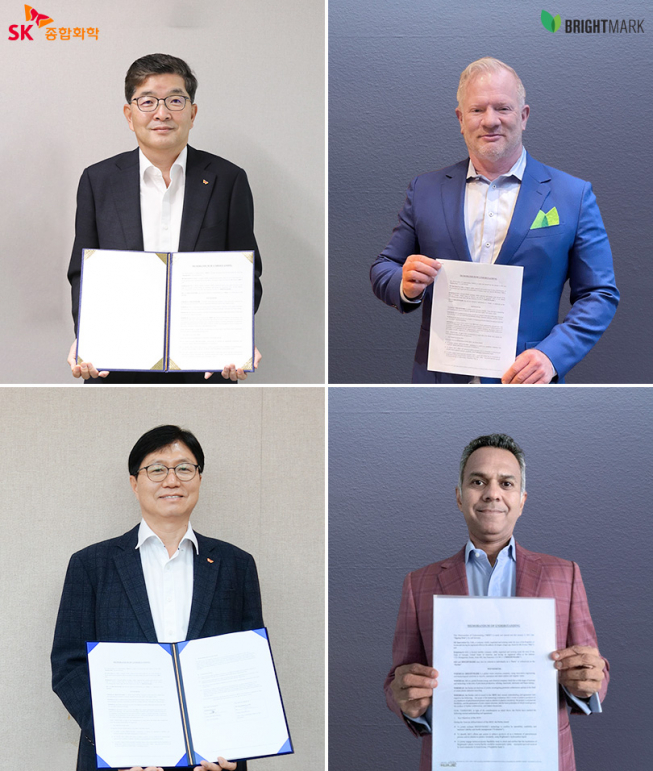 ▲27일 SK종합화학과 미국 열분해 전문업체 브라이트마크가 폐플라스틱 열분해유 국내 첫 상용화 및 설비 투자를 위한 양해각서를 체결했다.SK종합화학 나경수 사장(왼쪽 상단부터 시계방향으로), 브라이트마크 밥 파월 대표, 브라이트마크 샤킬라만 부사장, SK이노베이션 이성준 환경과학기술원장이 협약 후 각자 기념촬영을 했다. (사진제공=SK종합화학)