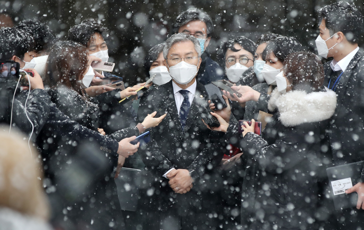 ▲조국 전 법무부 장관 아들의 인턴 경력확인서를 허위로 써준 혐의를 받는 열린민주당 최강욱 대표가 28일 오전 서울 서초구 서울중앙지법에서 열린 1심 선고공판이 끝난 뒤 법원을 나서며 취재진 질문에 답하고 있다.    이날 재판부는 최 대표에게 징역 8개월에 집행유예 2년을 선고했다. 국회의원은 금고 이상의 형(집행유예 포함)을 확정받으면 의원직이 상실된다. (연합뉴스)