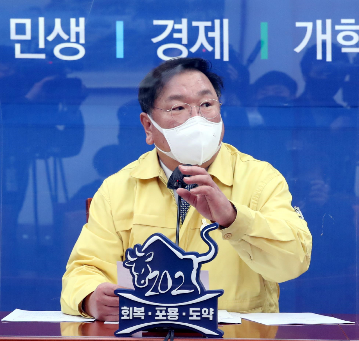 ▲더불어민주당 김태년 원내대표가 28일 오전 국회에서 열린 정책조정회의에 참석하고 있다. (연합뉴스)