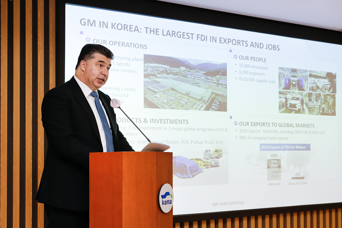 ▲제8회 산업발전포럼 주제발표에 나선 '카허 카젬' 한국지엠 대표가 "한국의 노동환경과 정부 규제의 불확실성이 선진국과 비교해 뒤쳐져 있다"고 지적했다. (사진제공=한국지엠)