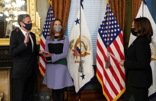 ▲카멀라 해리스(오른쪽) 미국 부통령이 27일(현지시간) 백악관에서 토니 블링컨 국무장관의 취임선서를 받고 있다. 워싱턴D.C./로이터연합뉴스
