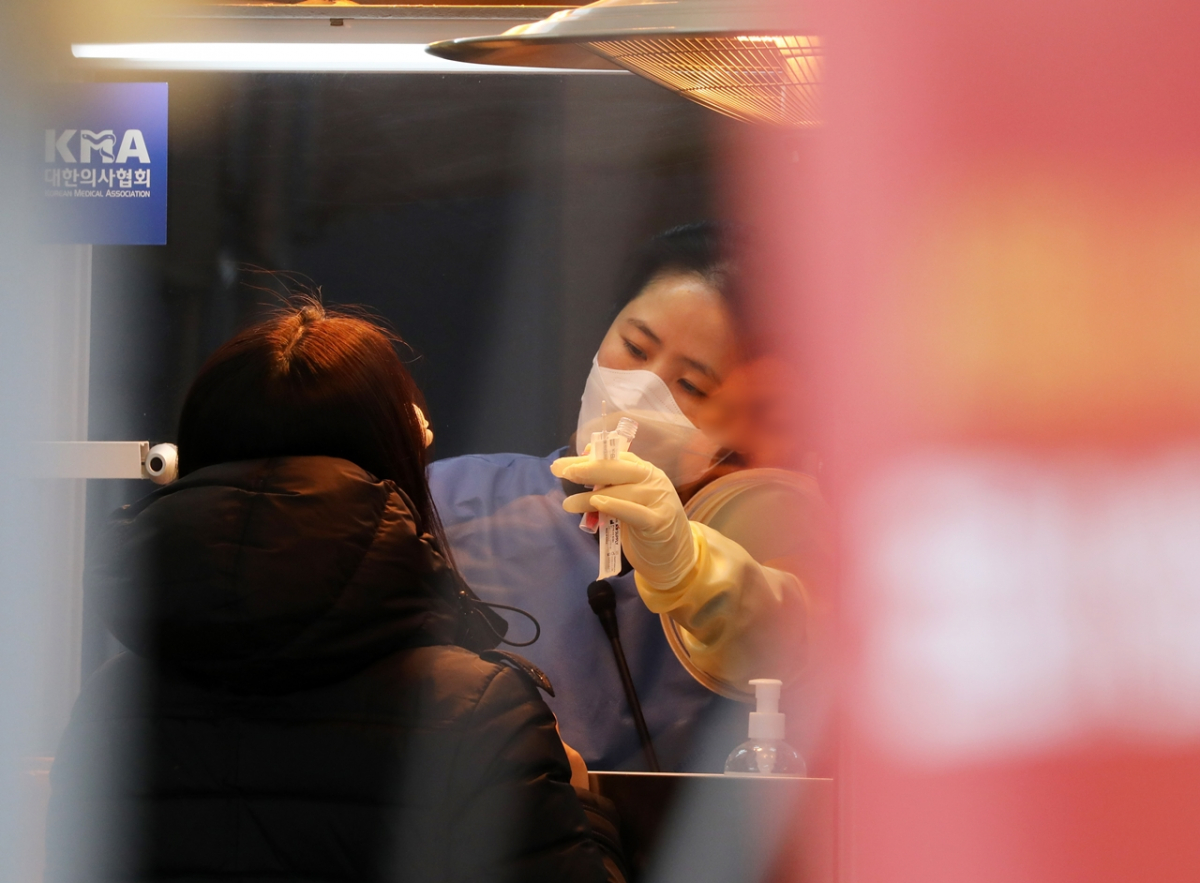 ▲28일 서울 중구 서울시청 앞에 마련된 서울광장 임시선별검사소에서 의료진이 검체 채취를 하고 있다. (뉴시스)