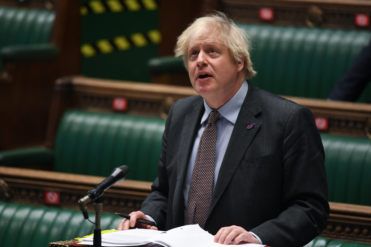 ▲보리스 존슨 영국 총리가 27일(현지시간) 하원 ‘총리 질의응답’에 참석해 답변하고 있다. 런던/로이터연합뉴스

