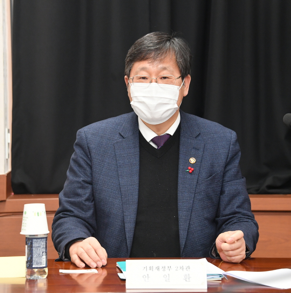 ▲안일환 기획재정부 2차관이 1월 28일 서울 광화문 정부서울청사에서 열린 'R&D투자 효율화를 위한 정책간담회'를 주재, 모두발언을 하고 있다. (사진제공=기획재정부)