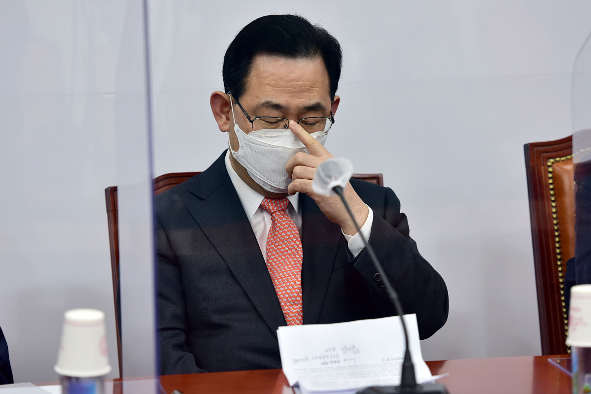 ▲주호영 국민의힘 원내대표가 28일 국회에서 열린 비상대책위원회의에서 잠시 생각에 잠겨 있다. (연합뉴스)