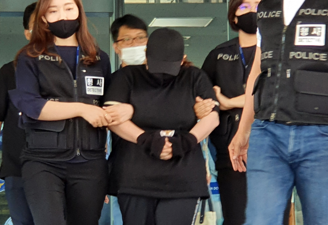 ▲동거남의 아들을 7시간 동안 여행용 가방에 가둬 결국 숨지게 한 40대 여성이 지난해 6월 10일 오후 충남 천안동남경찰서에서 대전지검 천안지청으로 송치되고 있다. (연합뉴스)