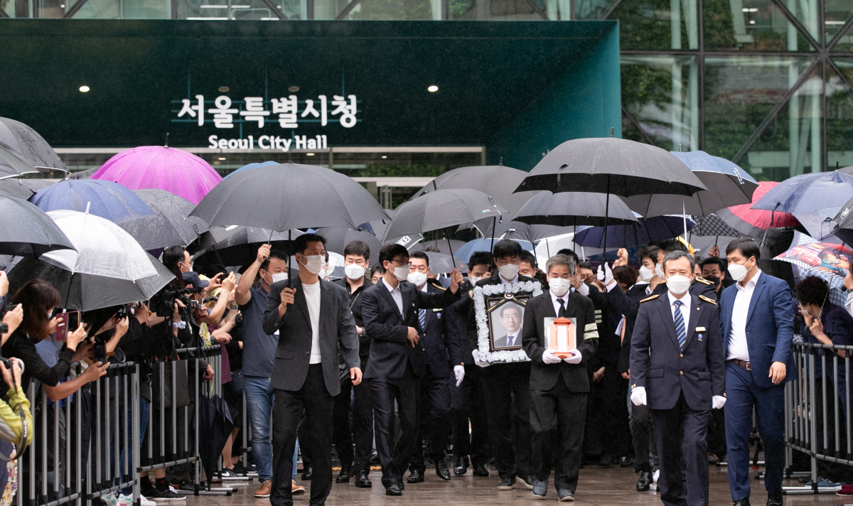 ▲고 박원순 서울특별시장의 영현이 서울시청에서 영결식을 마친 후 서울추모공원으로 봉송되고 있다.  (뉴시스)